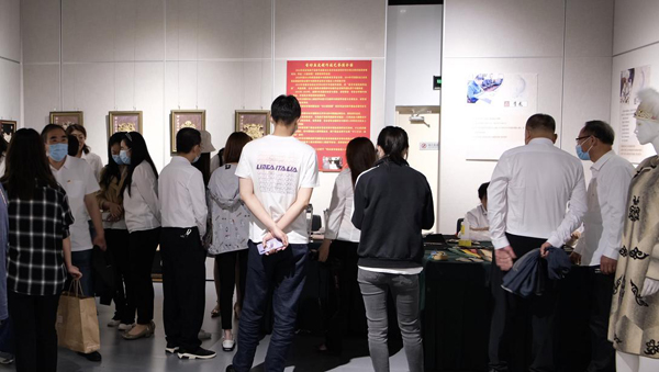 非遺文化綻放香坊 赫哲族魚皮藝術(shù)作品展演繹千年漁獵傳奇\n——一場跨界影視策劃的靈感盛宴